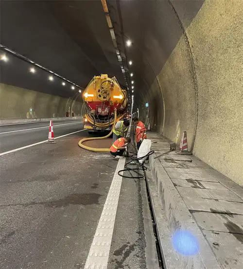 竹山隧道排水渠清淤